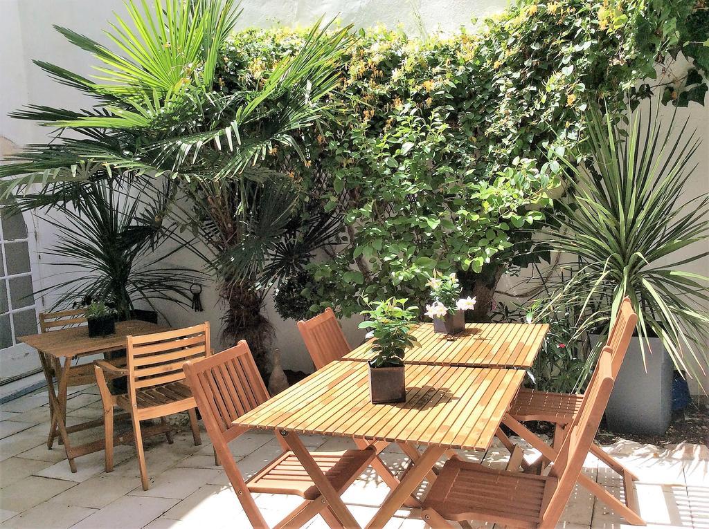 Bed and Breakfast Vue Sur Cour La Rochelle  Exterior foto