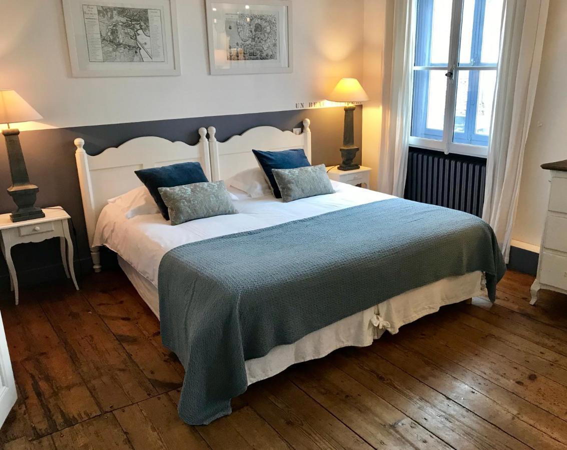 Bed and Breakfast Vue Sur Cour La Rochelle  Exterior foto